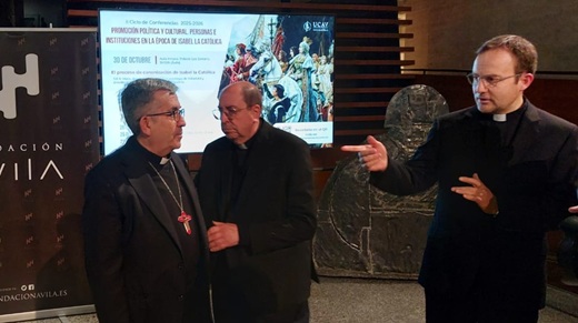 Luis Argüello con el obispo de Ávila, Jesús Rico, antes de la conferencia. Luis Argüello con el obispo de Ávila, Jesús Rico, antes de la conferencia.